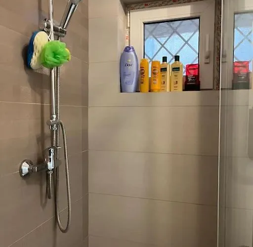 Fully Equipped, Moments Away From The Centre Apartament